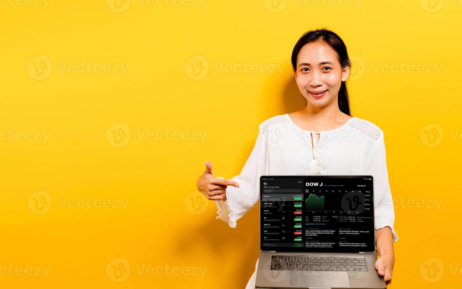 näthandel. framgångsrik och ung asiatisk kvinna med investeringar foto