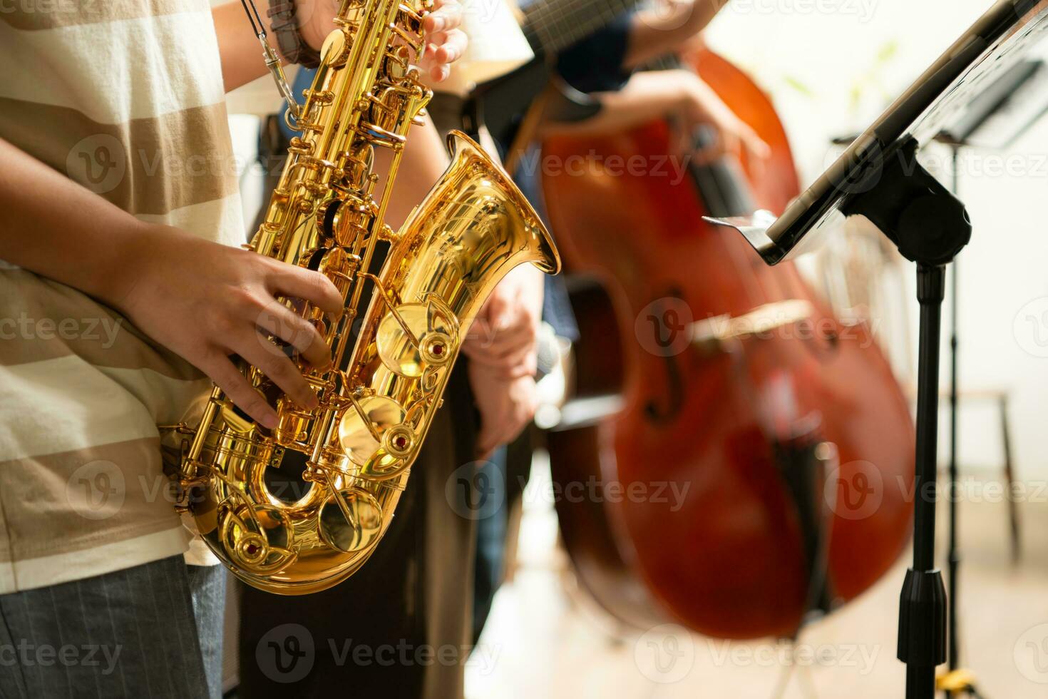 närbild av en saxofon varelse spelade förbi en jazz band foto