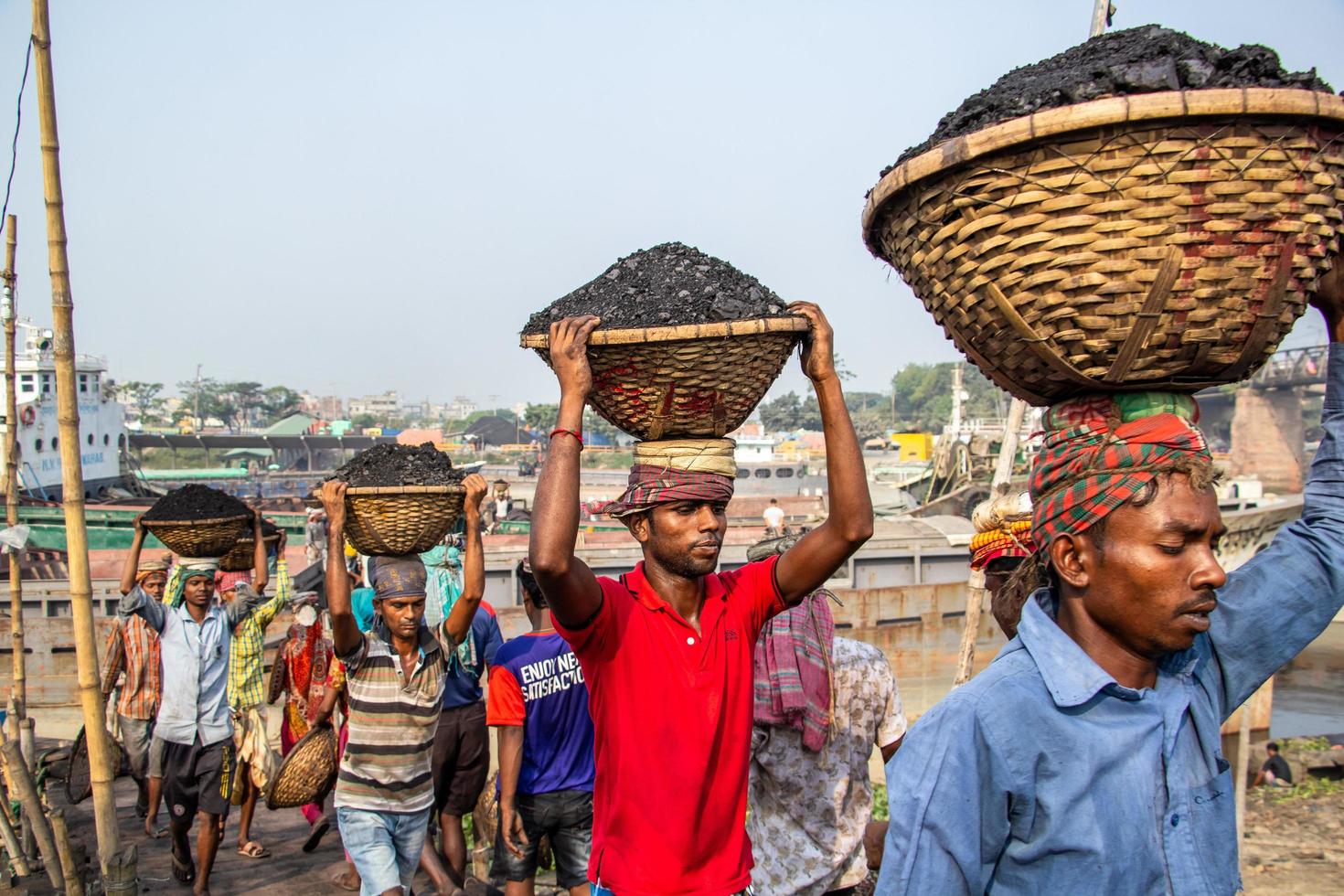 amen bazar, dhaka, bangladesh, 2018 - män och kvinnor som arbetar hårt för att tjäna pengar. foto