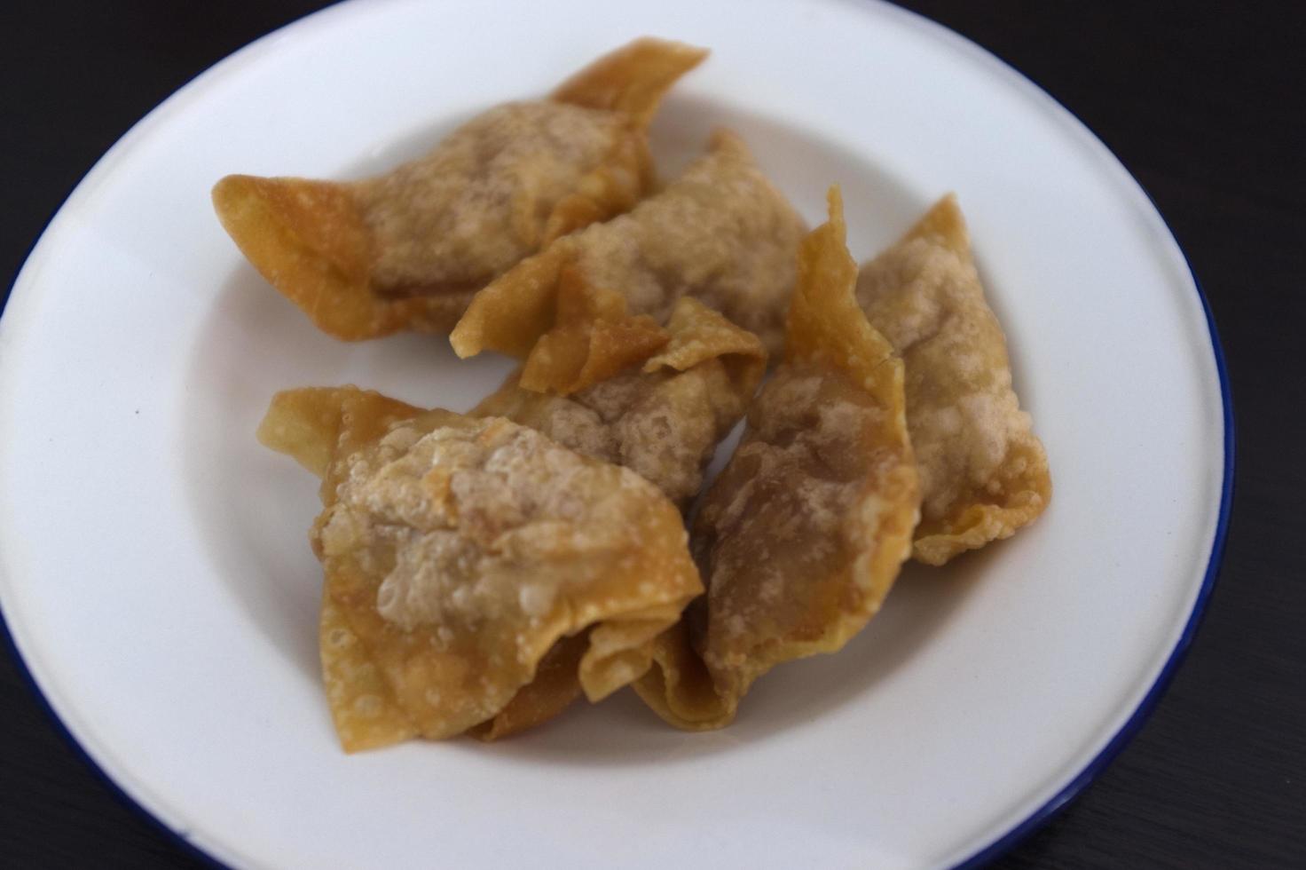 friterade wontons eller dumpling på skålen foto