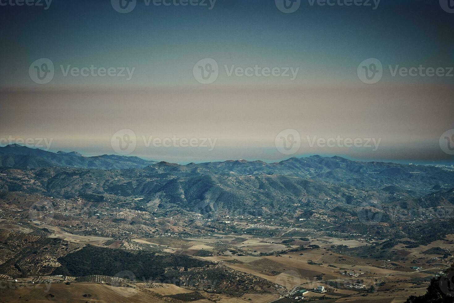 Foto landskap av en berg räckvidd av malaga från de topp av de synpunkt av torcal de antequera.