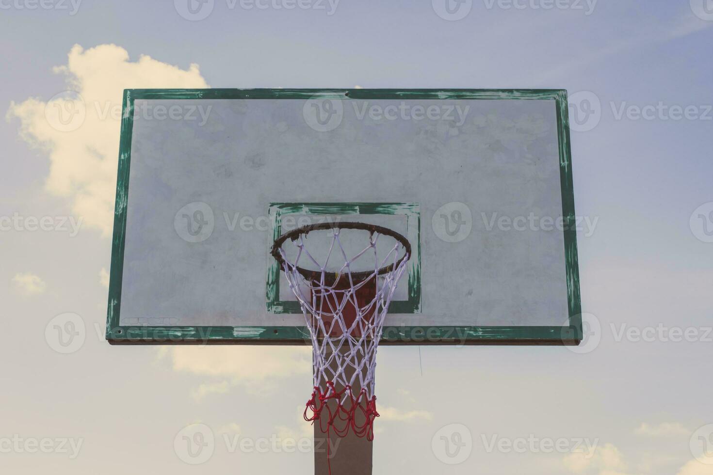 basket hoop på blå himmel foto