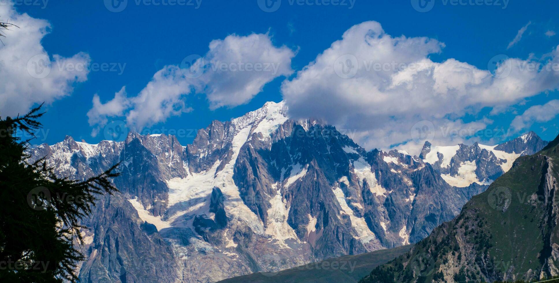 landskap av de alps i Italien i sommar foto