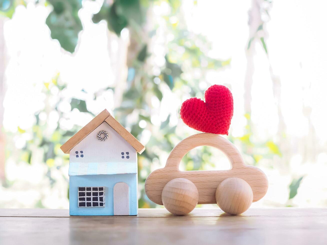 miniatyr- hus och trä- leksak bil. begrepp av sparande pengar för köpa en hus och bil. foto