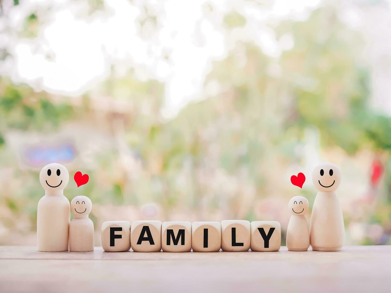 trä- figur par Lycklig ansikte och trä- blockera med ord de familj. de begrepp av romantisk känslor, familj relation. foto