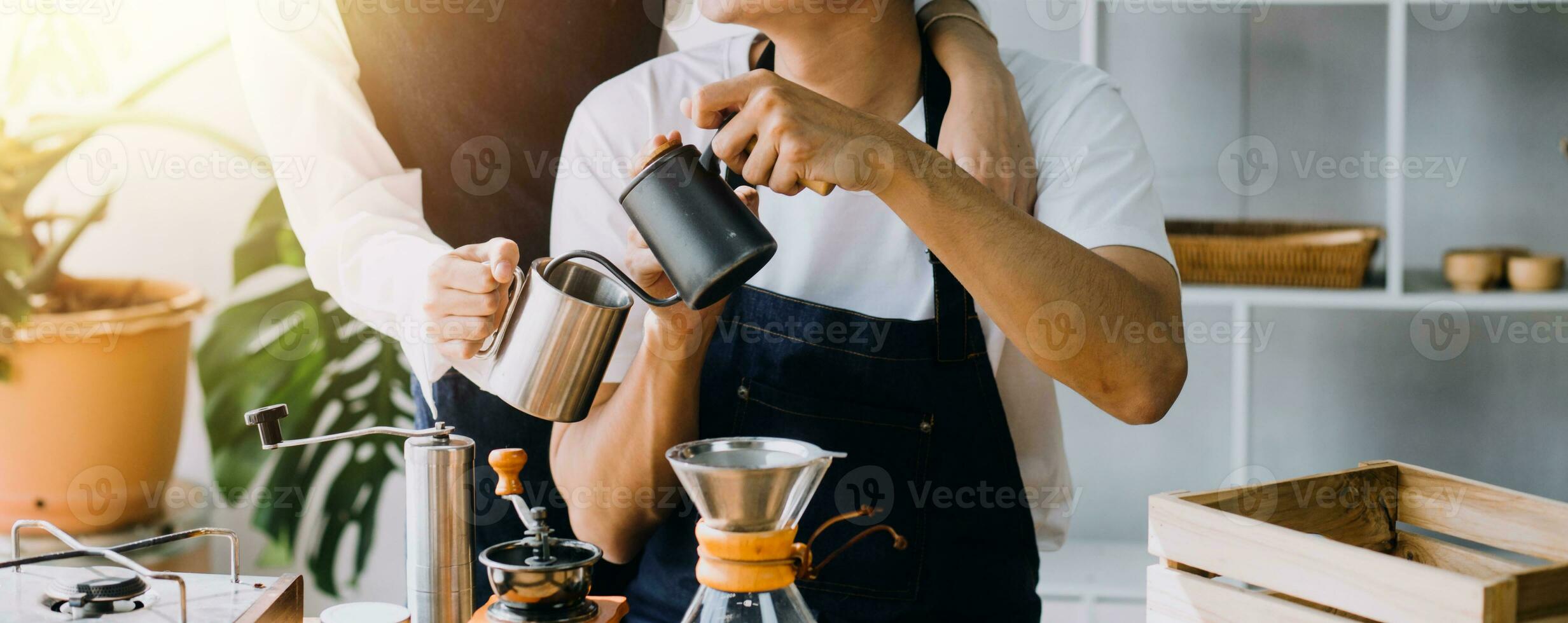 Lycklig ung vuxen par framställning frukost och dricka kaffe tillsammans i mysigt Hem kök i morgon- på Hem. framställning måltid och leende. livsstil, fritid och kärlek begrepp. foto