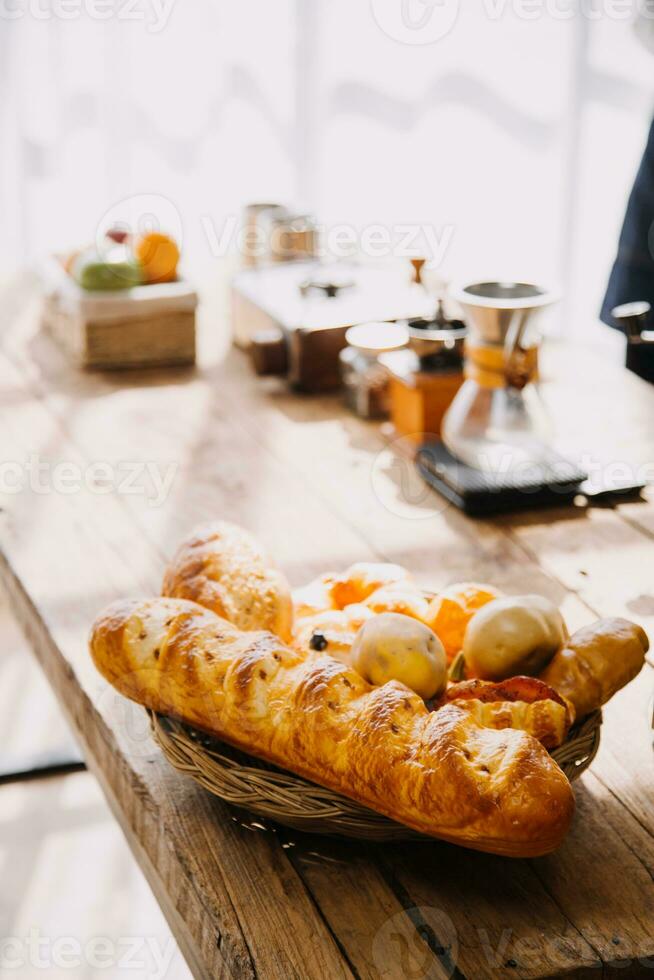 Lycklig ung vuxen par framställning frukost och dricka kaffe tillsammans i mysigt Hem kök i morgon- på Hem. framställning måltid och leende. livsstil, fritid och kärlek begrepp. foto