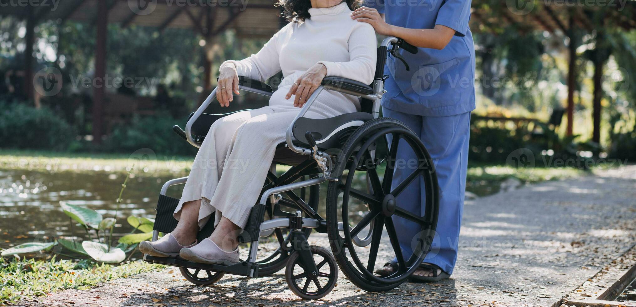 asiatisk ung kvinna sjuksköterska på amning Hem ta vård Inaktiverad senior man. vårdgivare läkare tjäna fysisk terapi för äldre äldre patient till övning och öva gående på rollator eller sockerrör på bakgård. foto