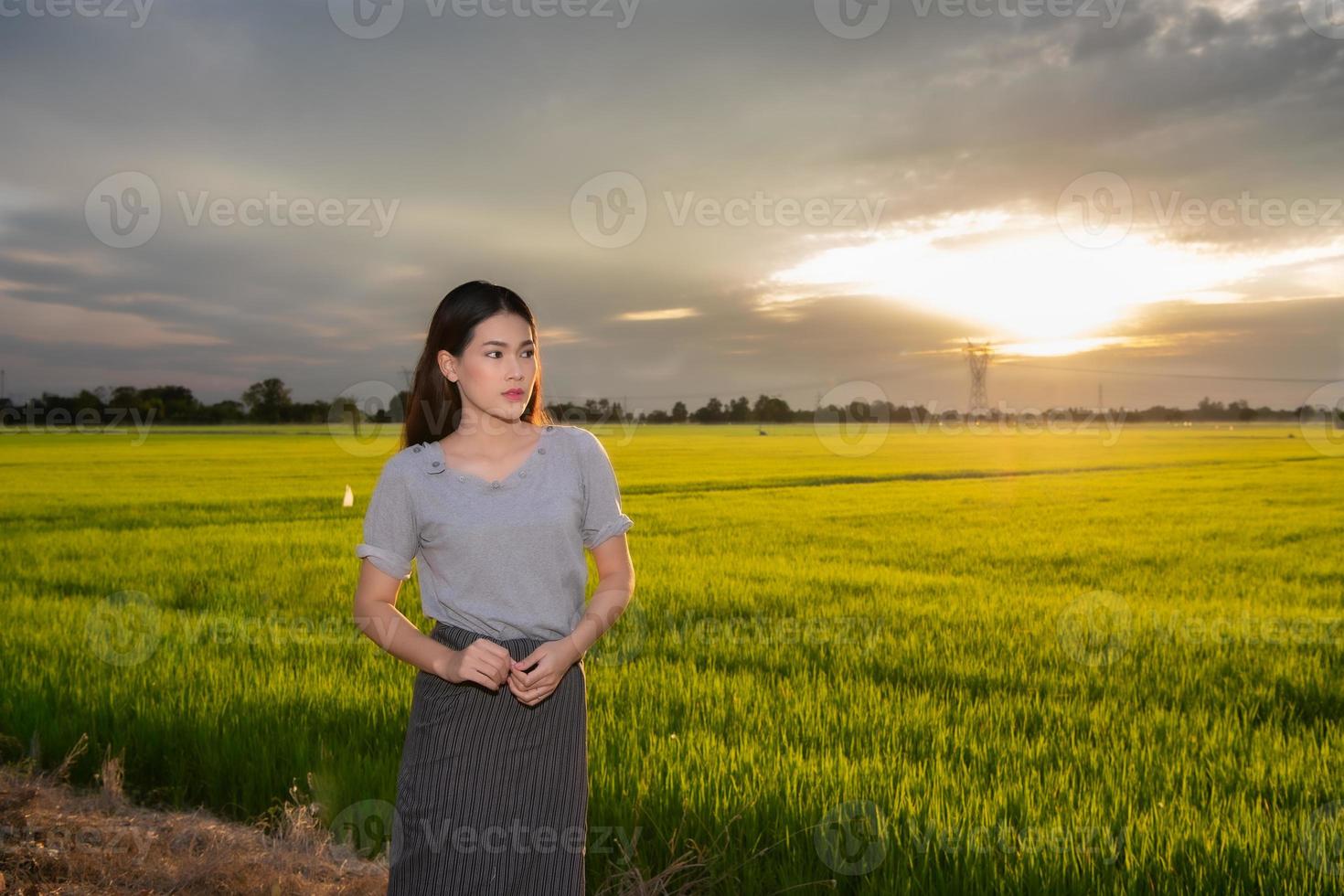 asiatisk kvinna på landsbygden vid solnedgången foto