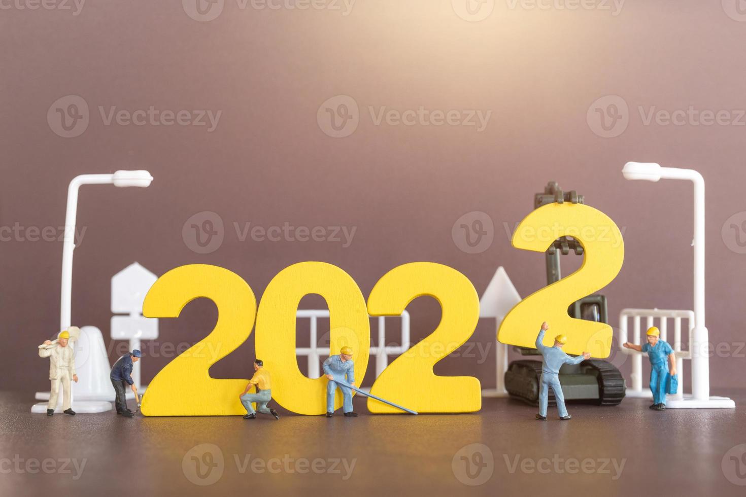 miniatyr människor arbetare team bygga nummer 2022 foto
