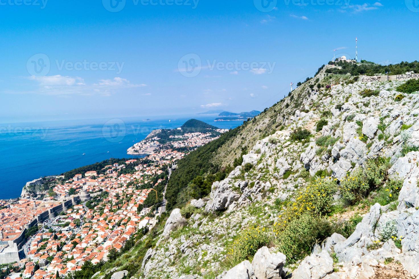 vandringsled från toppen av berget sdr till Dubrovniks gamla stad foto