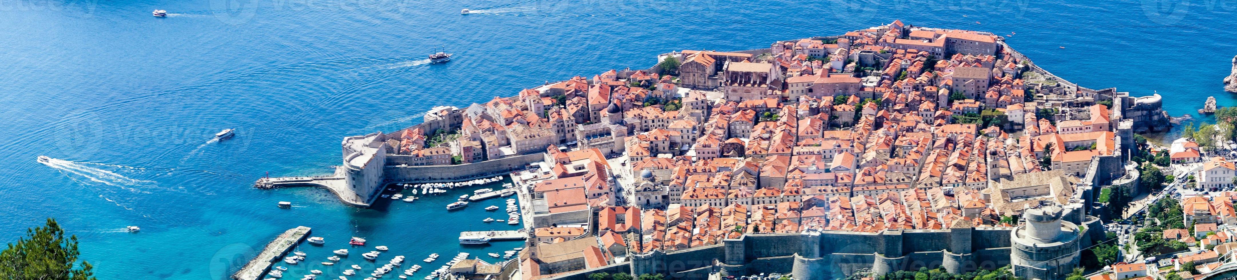 vandringsled från toppen av berget sdr till Dubrovniks gamla stad foto