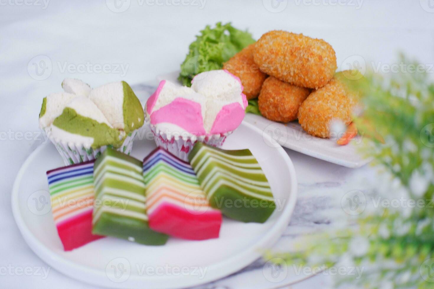 friterad kroketter, svamp muffin och regnbåge klibbig lager kaka indonesiska traditionell efterrätt foto