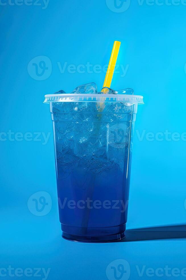 blå dryck i en plast kopp isolerat på en blå bakgrund. ta bort drycker begrepp. ai genererad foto
