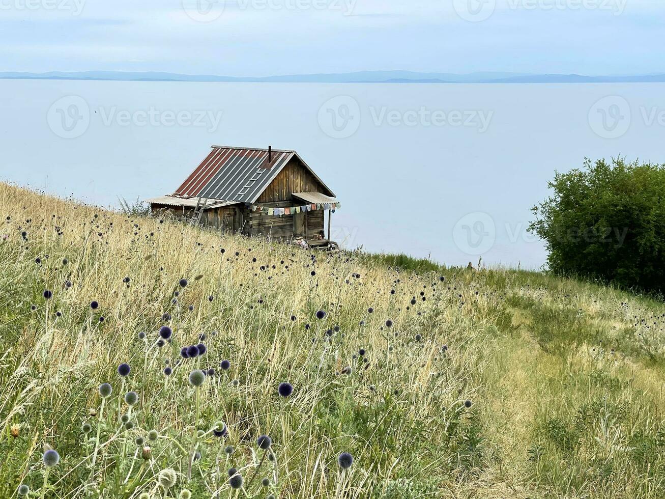 ensam hydda på de Strand av sjö baikal, ryssland foto