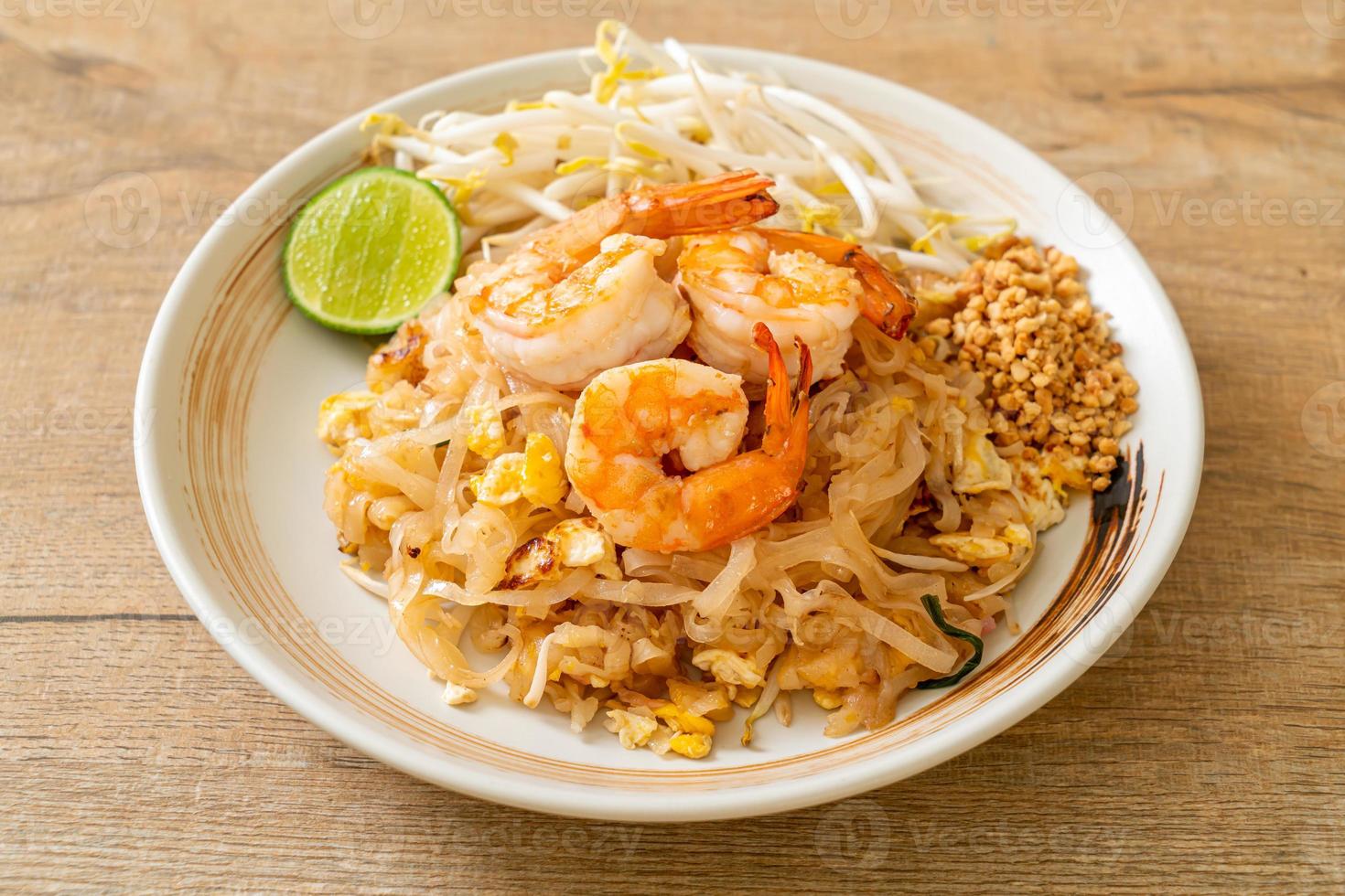 uppstekta nudlar med räkor och groddar eller pad thai - asiatisk matstil foto