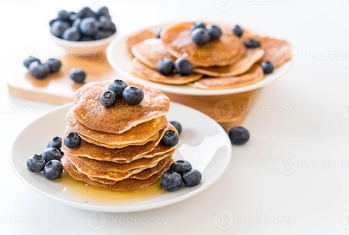 bunt pannkakor med färskt blåbär foto