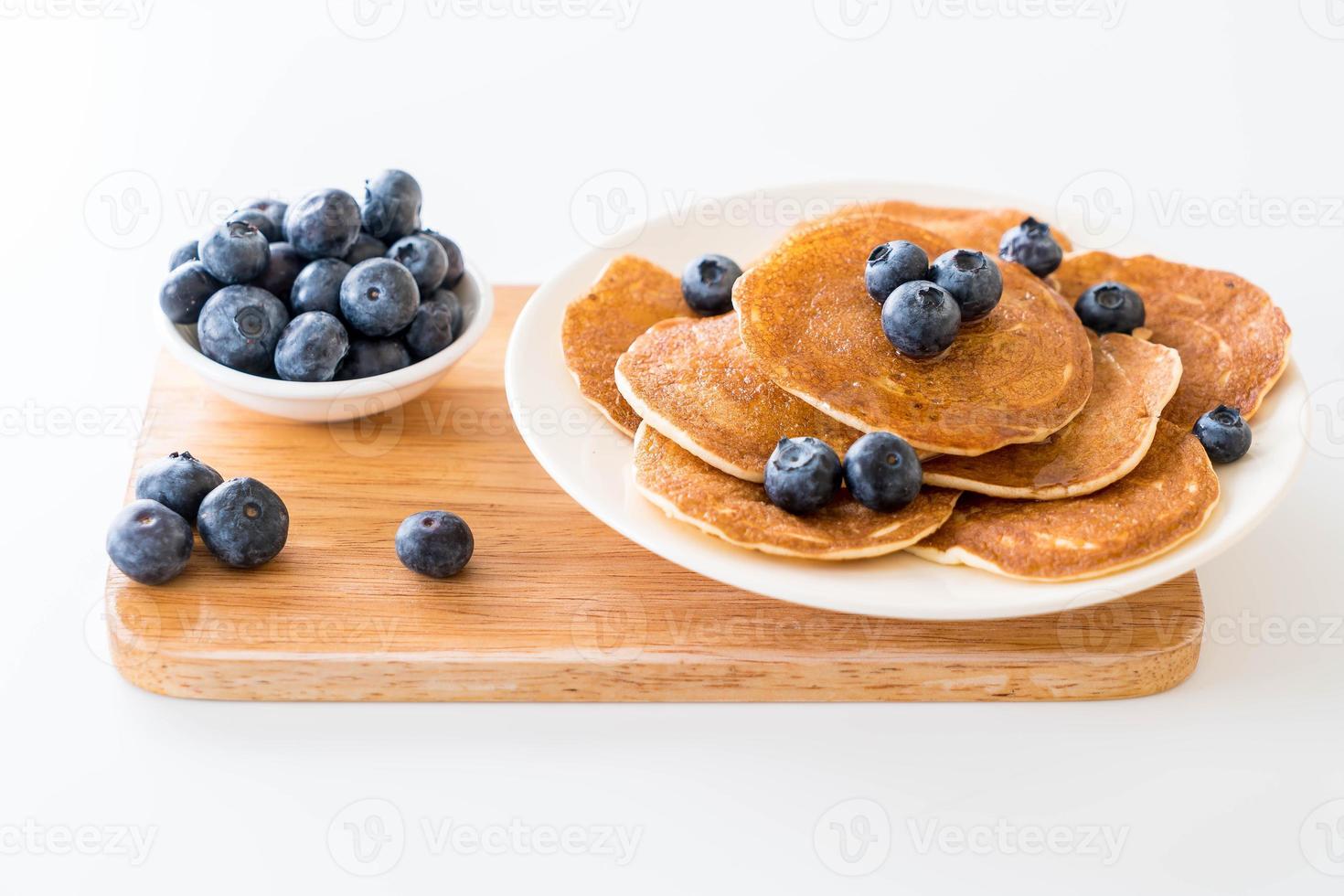 bunt pannkakor med färskt blåbär foto