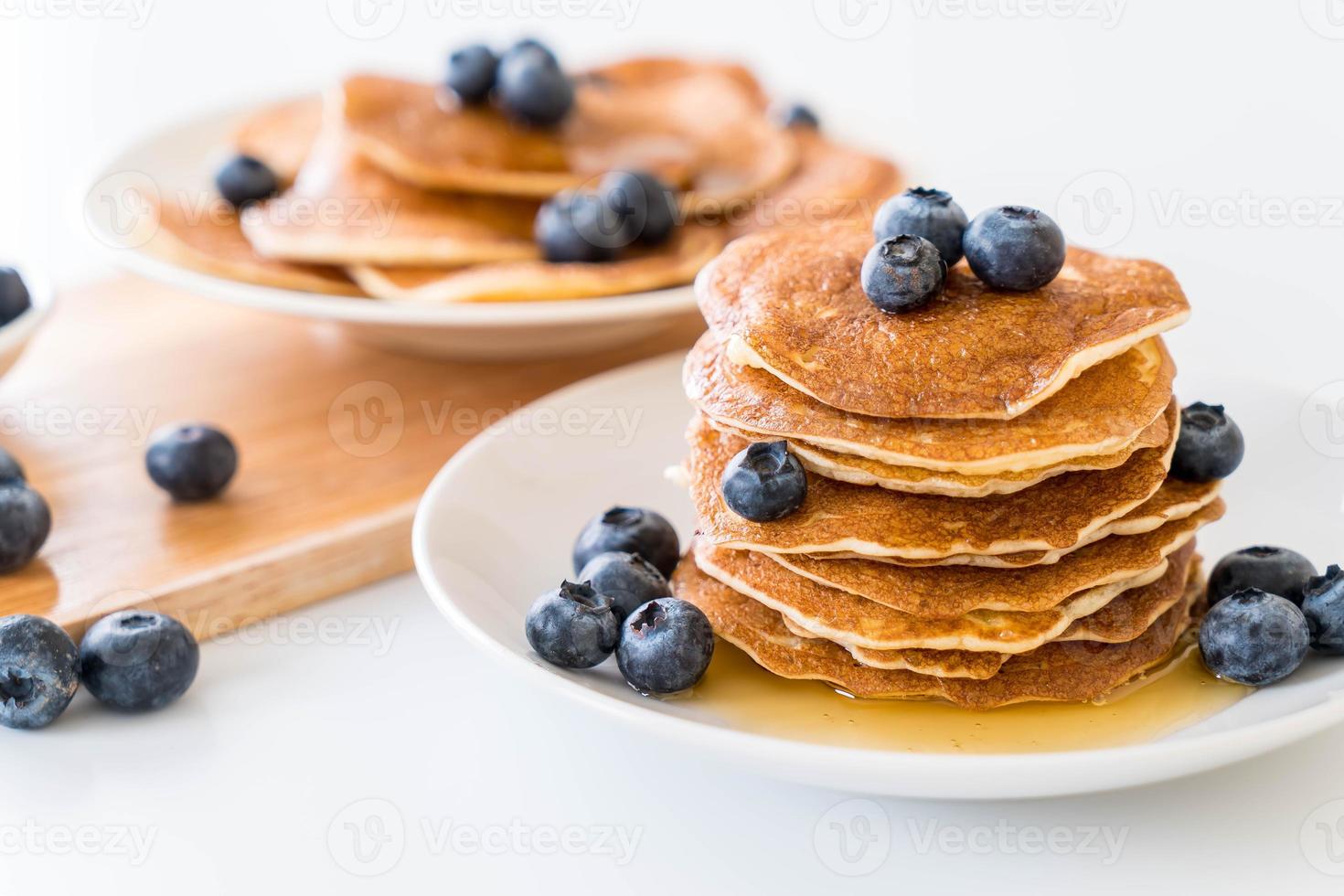 bunt pannkakor med färskt blåbär foto