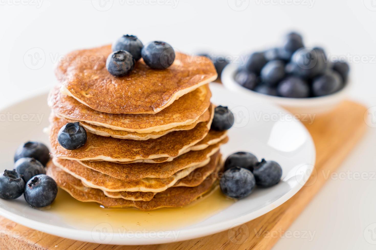 bunt pannkakor med färskt blåbär foto