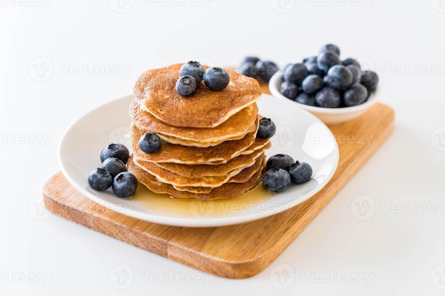 bunt pannkakor med färskt blåbär foto