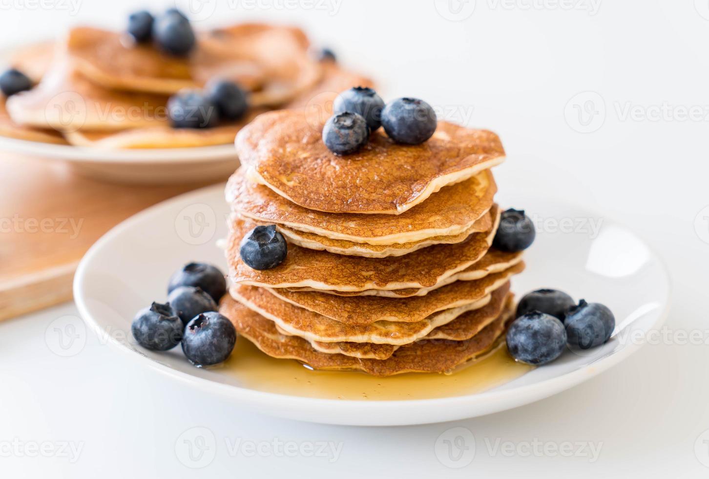 bunt pannkakor med färskt blåbär foto