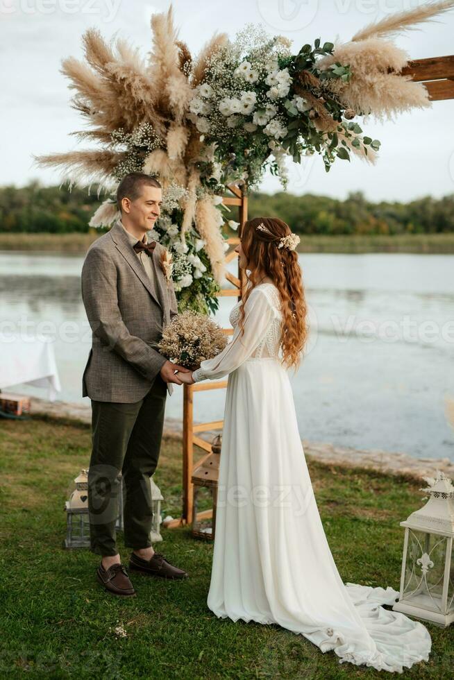 bröllop ceremoni av de nygifta i en Land stuga foto