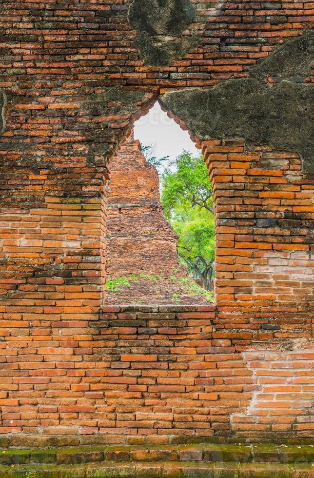 vacker gammal arkitektur historisk för ayutthaya i Thailand - öka färgbehandlingsstil foto