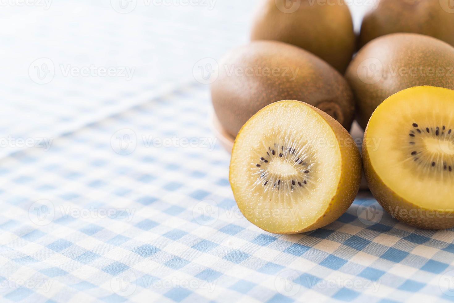 färsk gyllene kiwi i träplatta foto