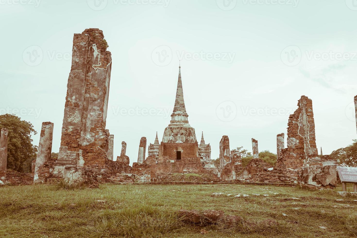 vacker gammal arkitektur historisk för ayutthaya i Thailand - öka färgbehandlingsstil foto