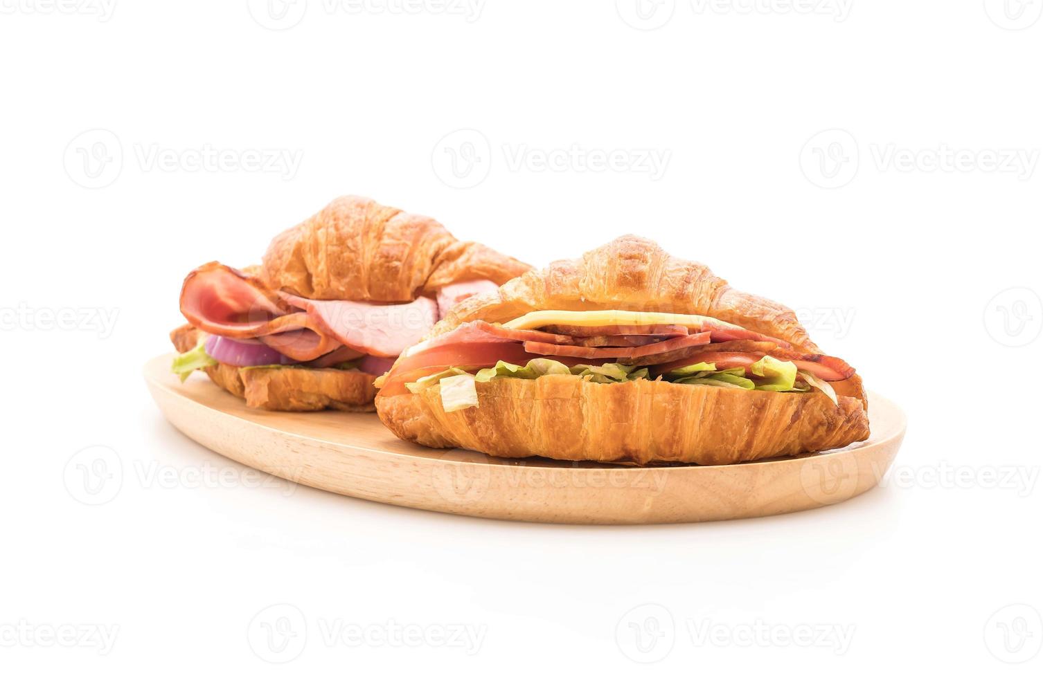 croissant smörgås skinka på vit bakgrund foto