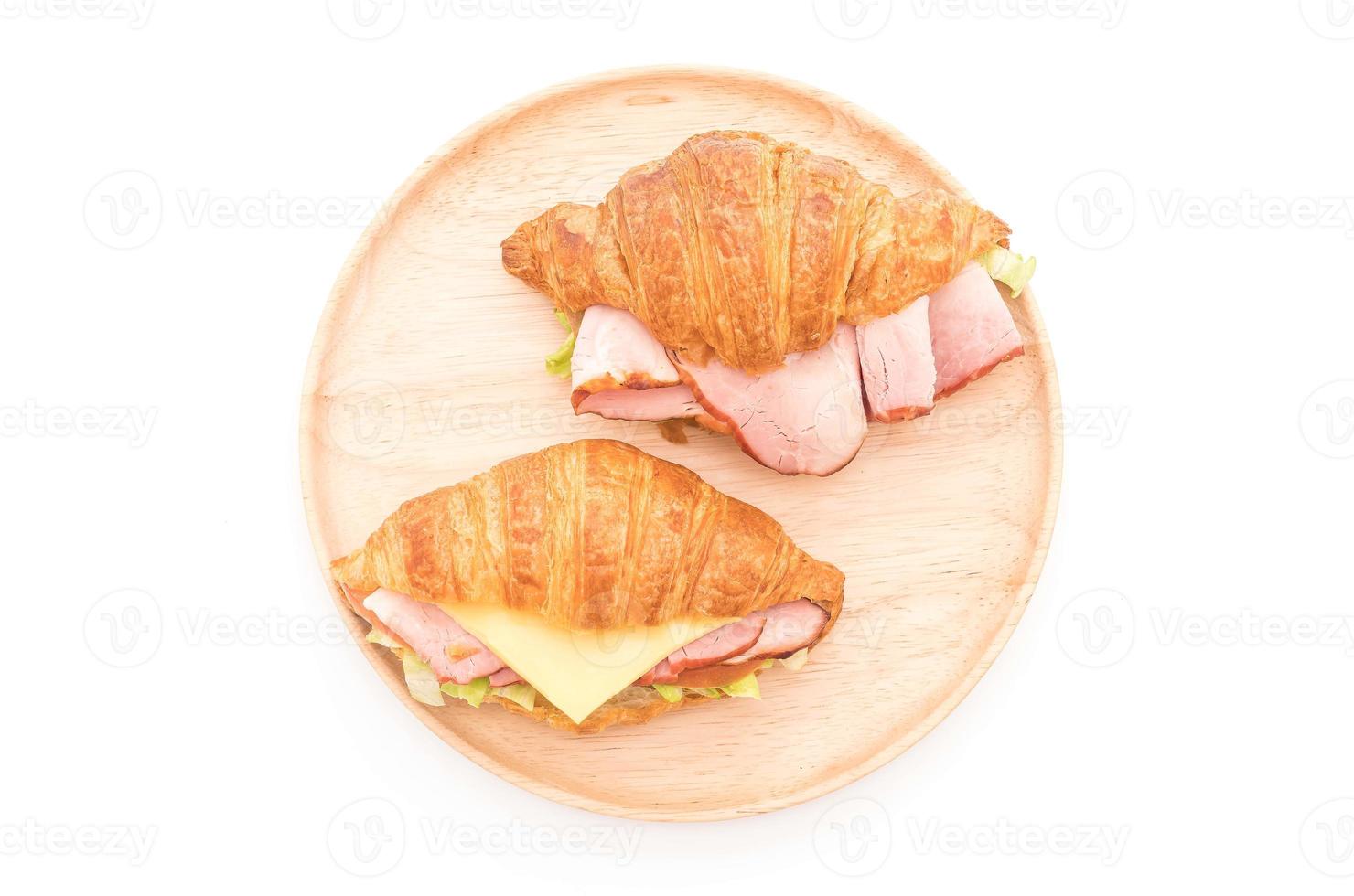 croissant smörgås skinka på vit bakgrund foto