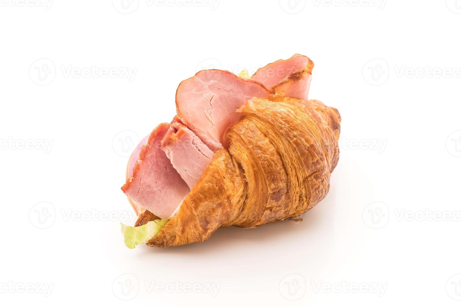 croissant smörgås skinka på vit bakgrund foto