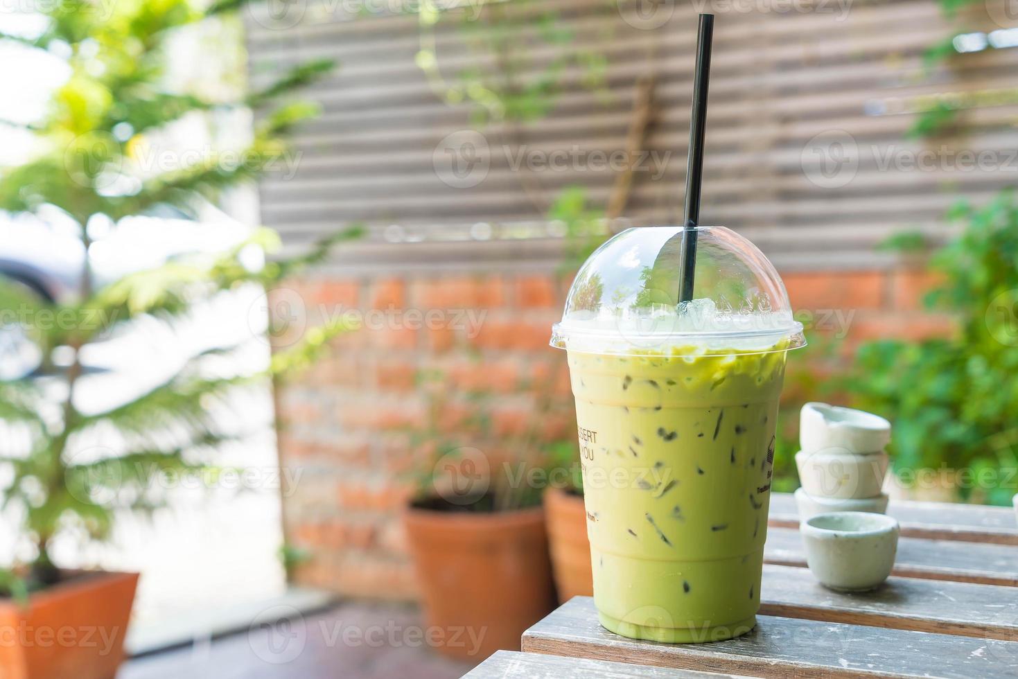 iced grönt te milkshake på bordet foto