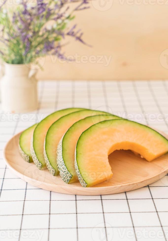 färsk cantaloupemelon till efterrätt på bordet foto