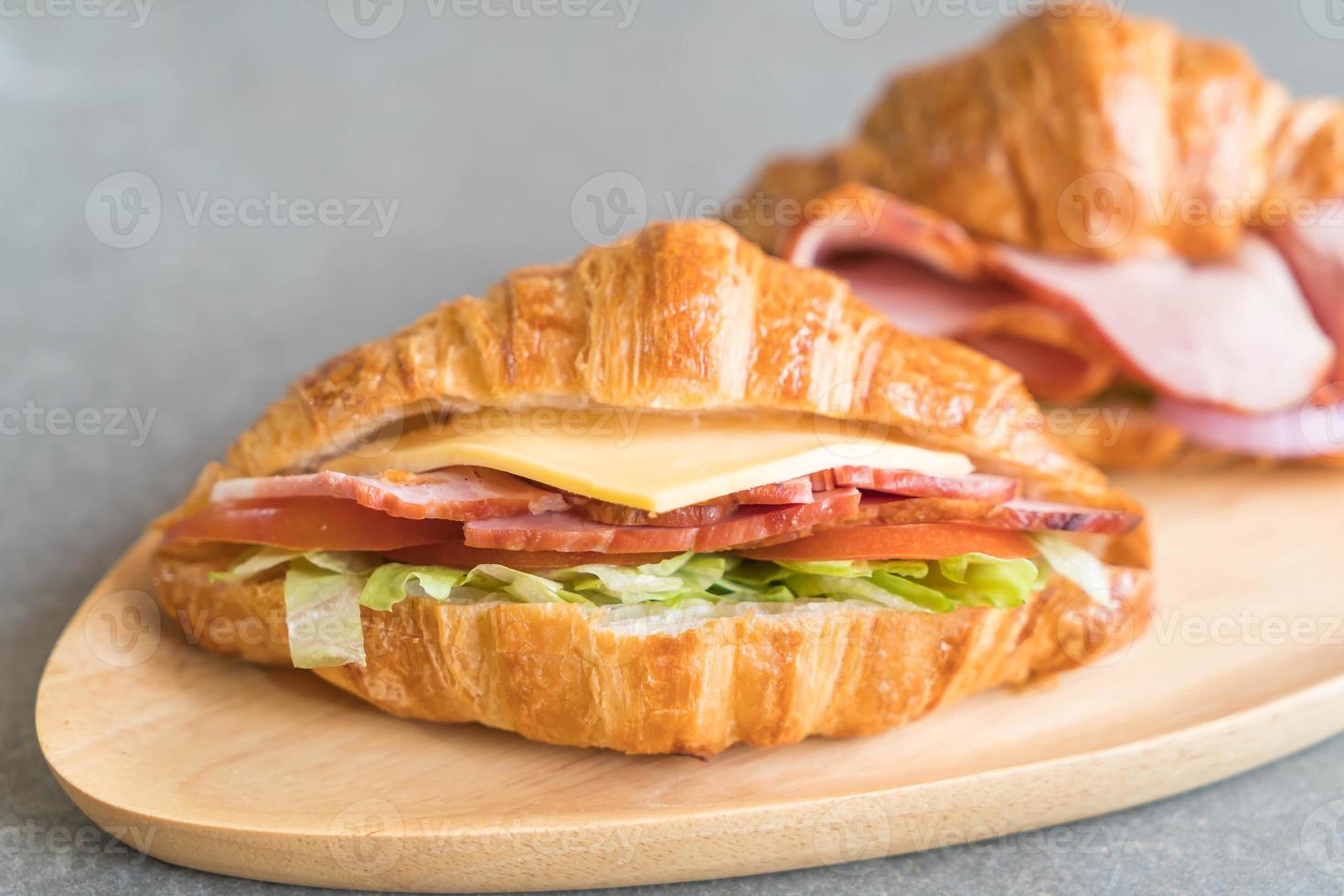 croissant smörgås skinka på bordet foto