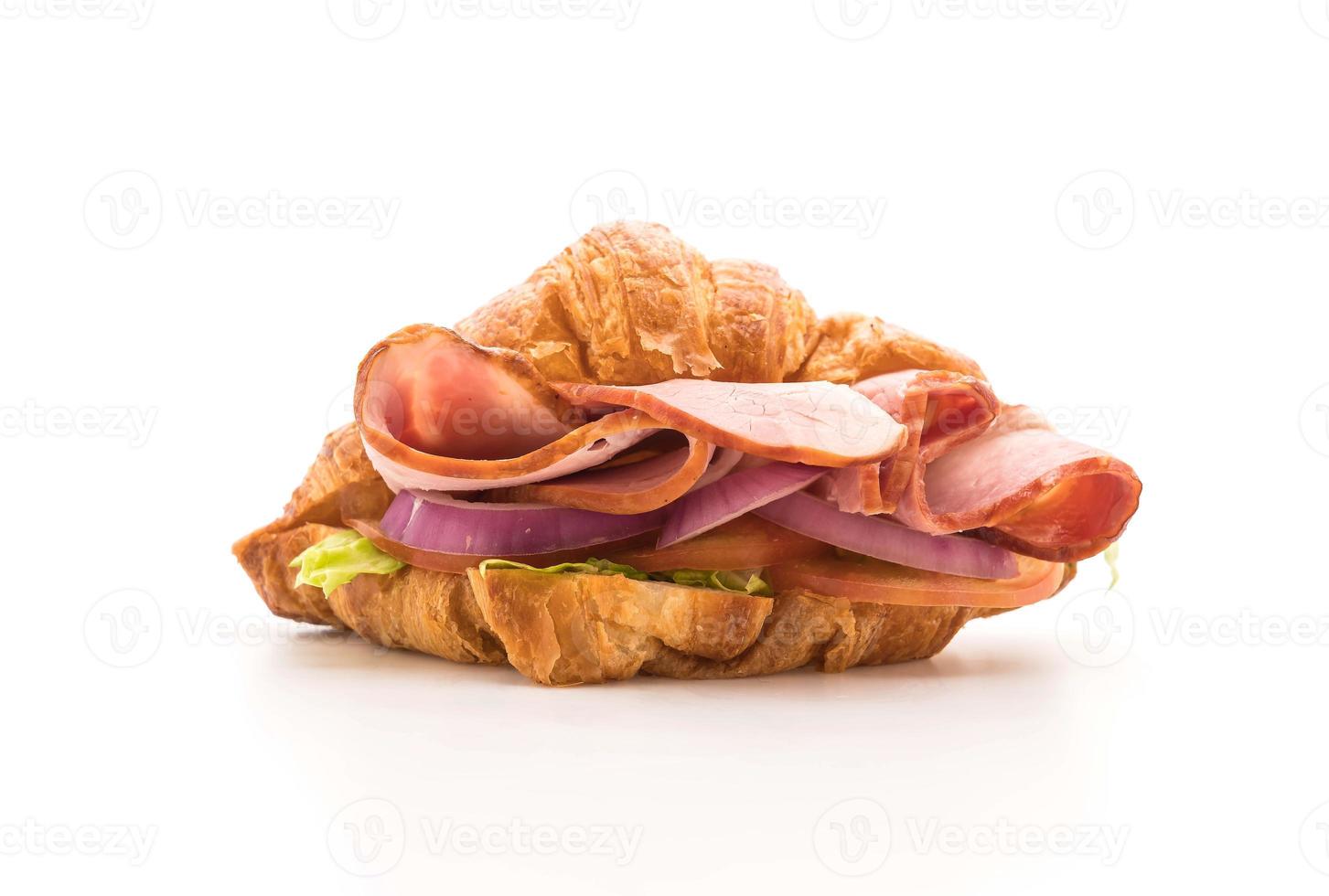 croissant smörgås skinka på vit bakgrund foto