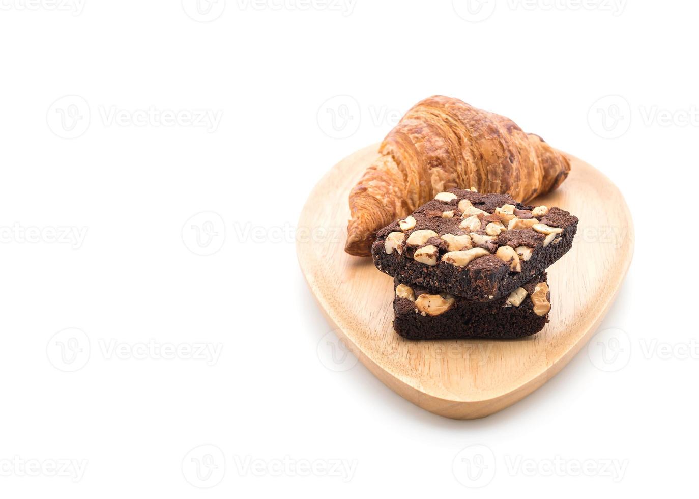 croissant och brownies på vit bakgrund foto