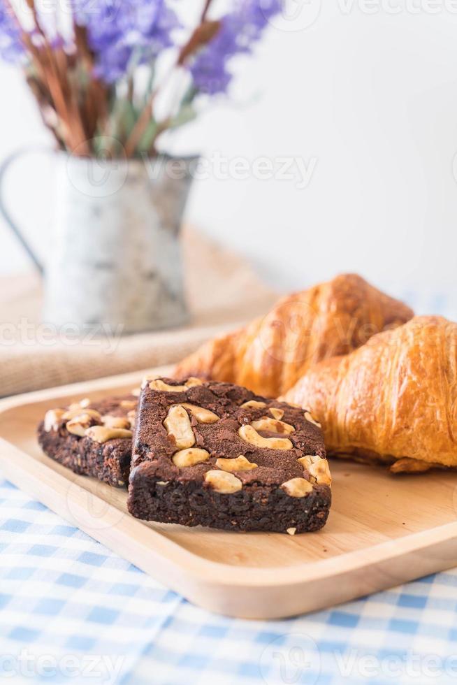 croissant och brownies på bordet foto