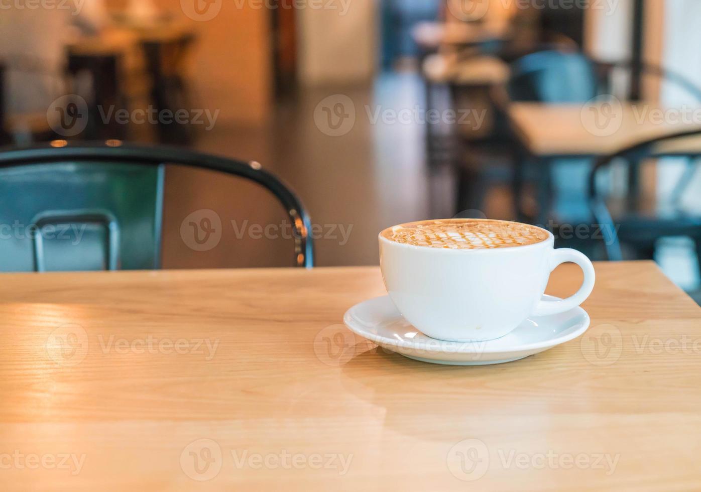 varm karamellmacchiato i kaféet foto