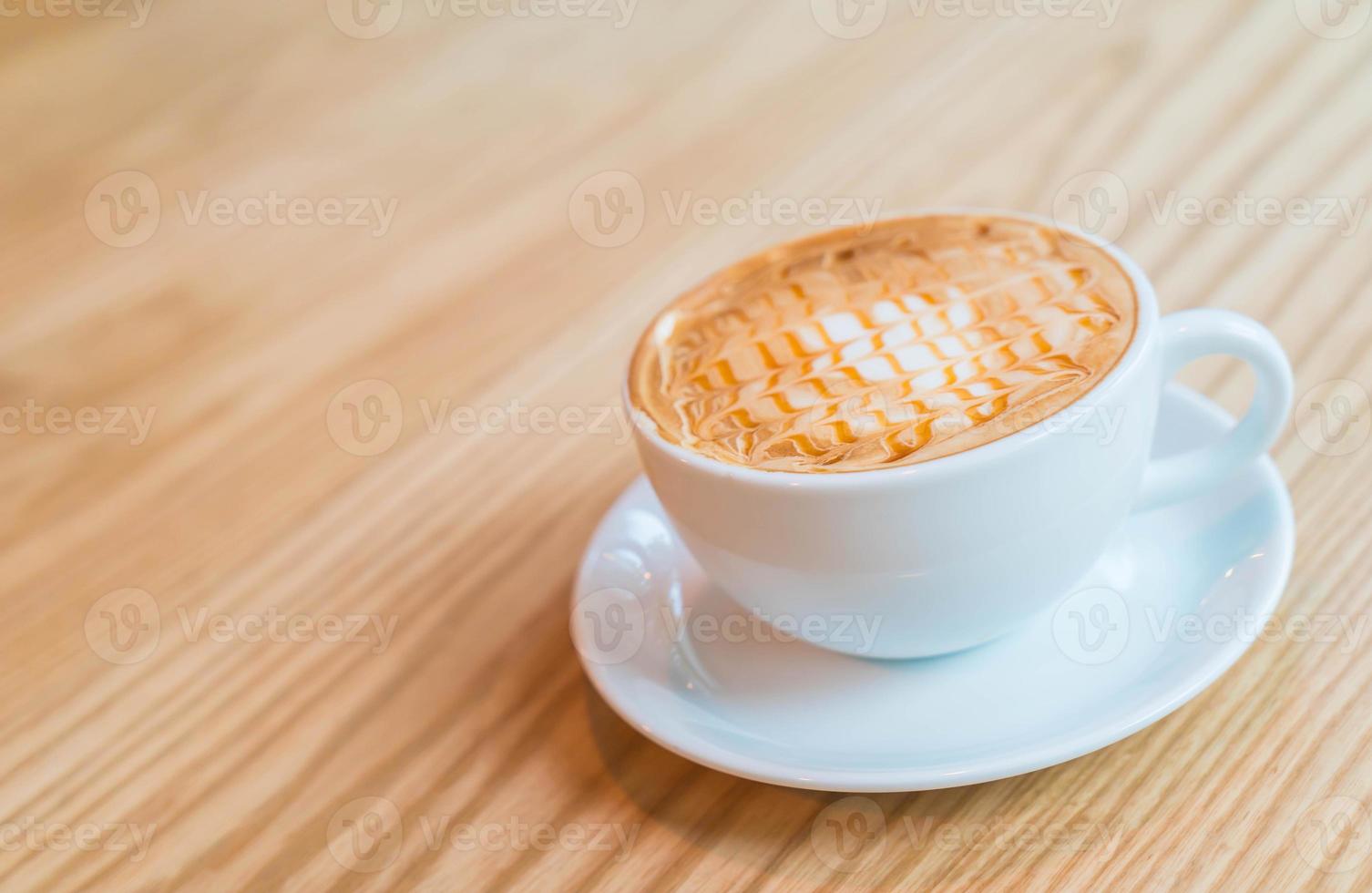 varm karamellmacchiato i kaféet foto