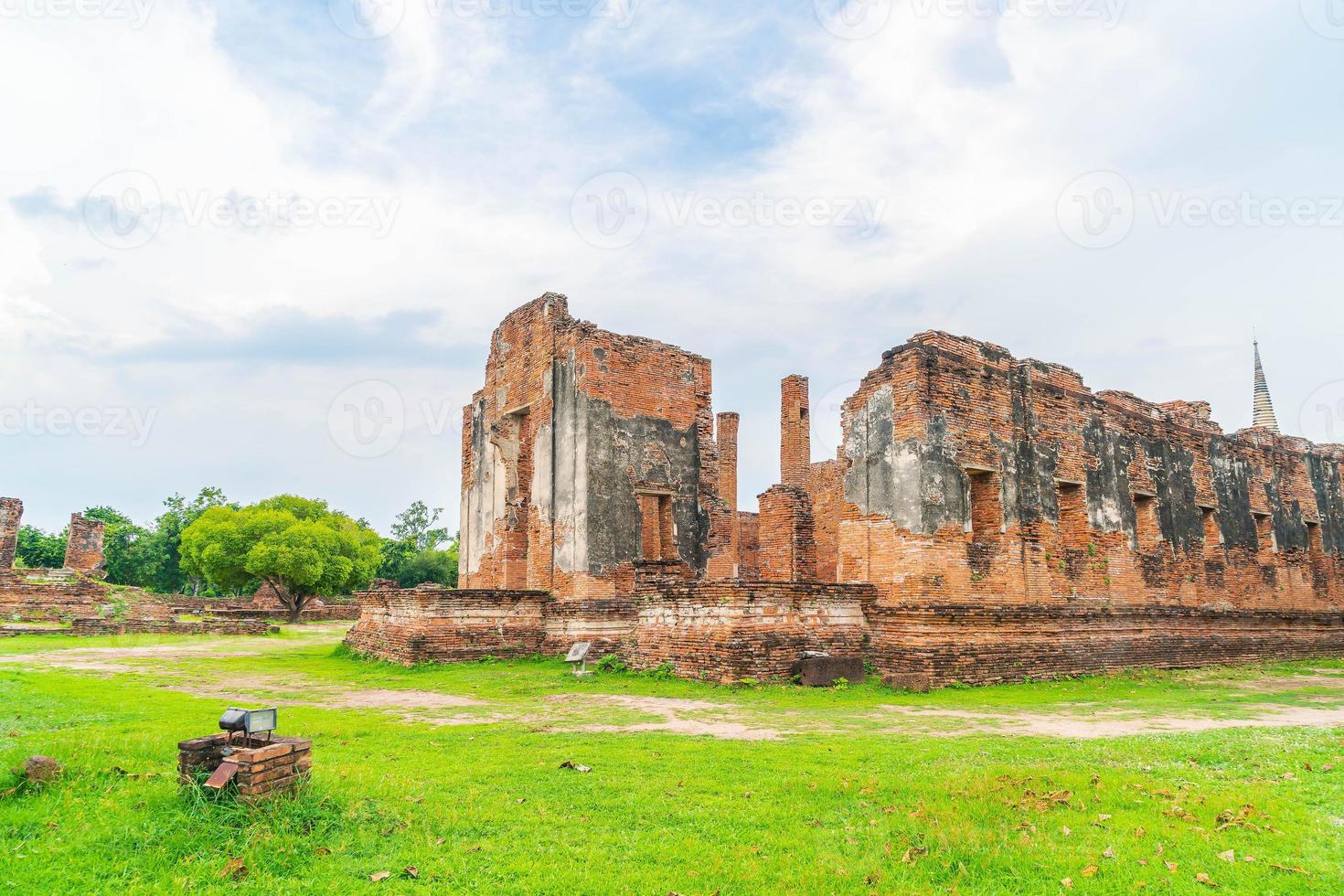 vacker gammal arkitektur historisk för ayutthaya i Thailand - öka färgbehandlingsstil foto