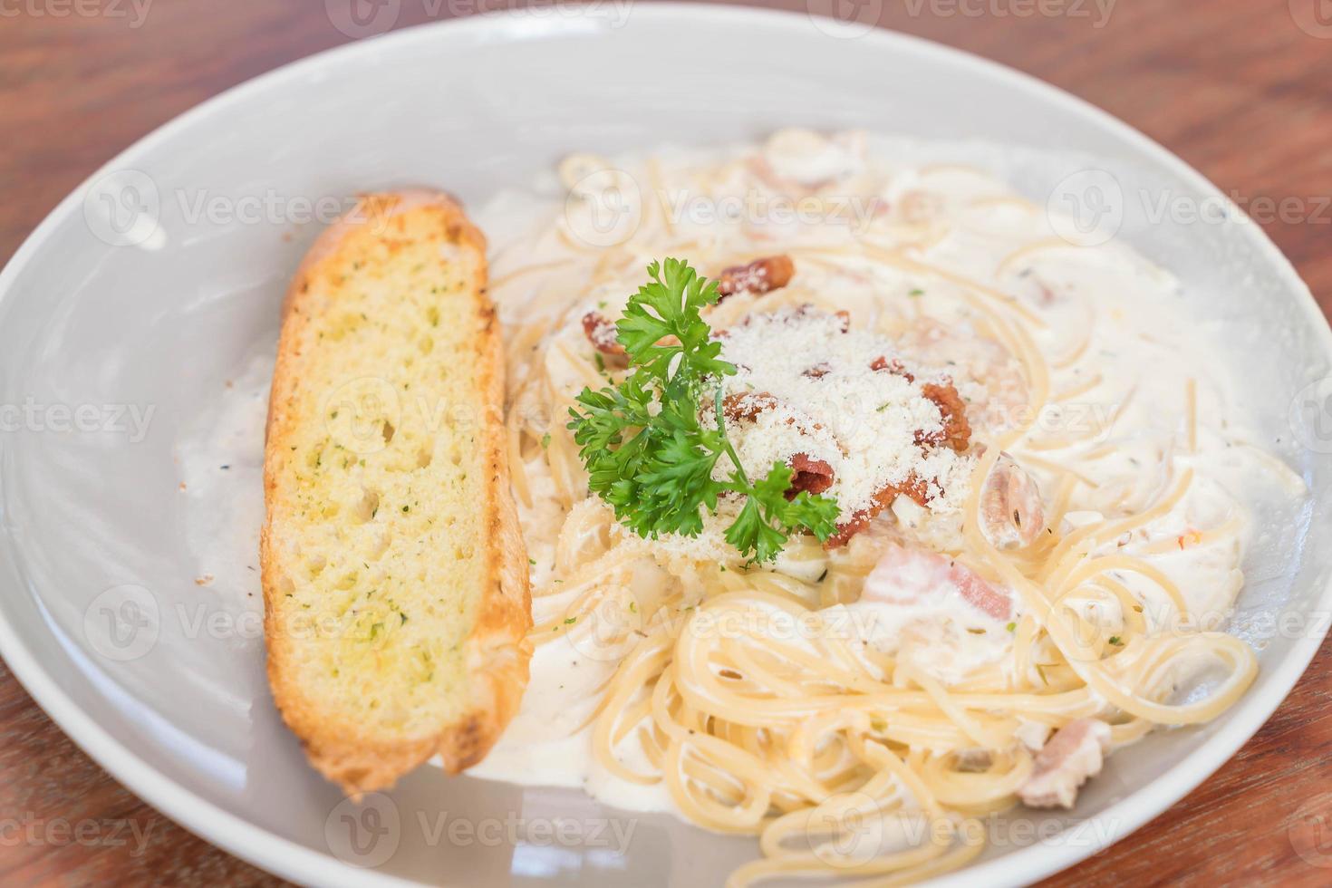 spagetti carbonara på tallrik - italiensk mat foto