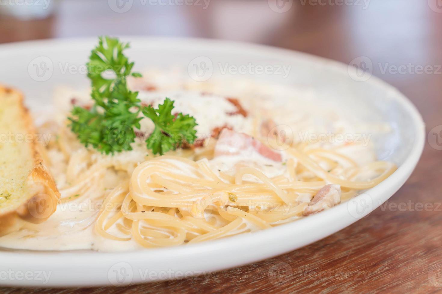 spagetti carbonara på tallrik - italiensk mat foto