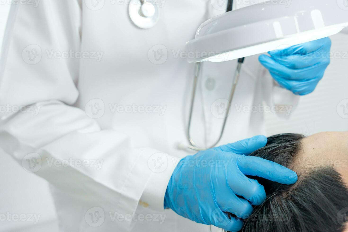 specialist av hår injektion hår tonic för asiatisk man, skadad hår, hår förlust, gallring problem, vitamin brist, skallighet, efter förlossningen, biotin, zink, endokrin störningar, hormonell obalans foto