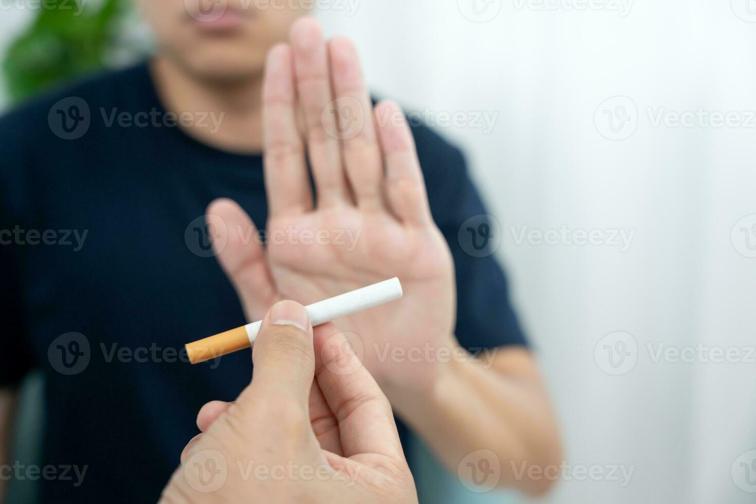 Nej rökning. man sluta rök, vägra, avvisa, ha sönder ta cigarett, säga Nej. sluta rökning för hälsa. värld tobak dag. läkemedel, lunga cancer, emfysem , lung- sjukdom, narkotisk, nikotin effekt foto