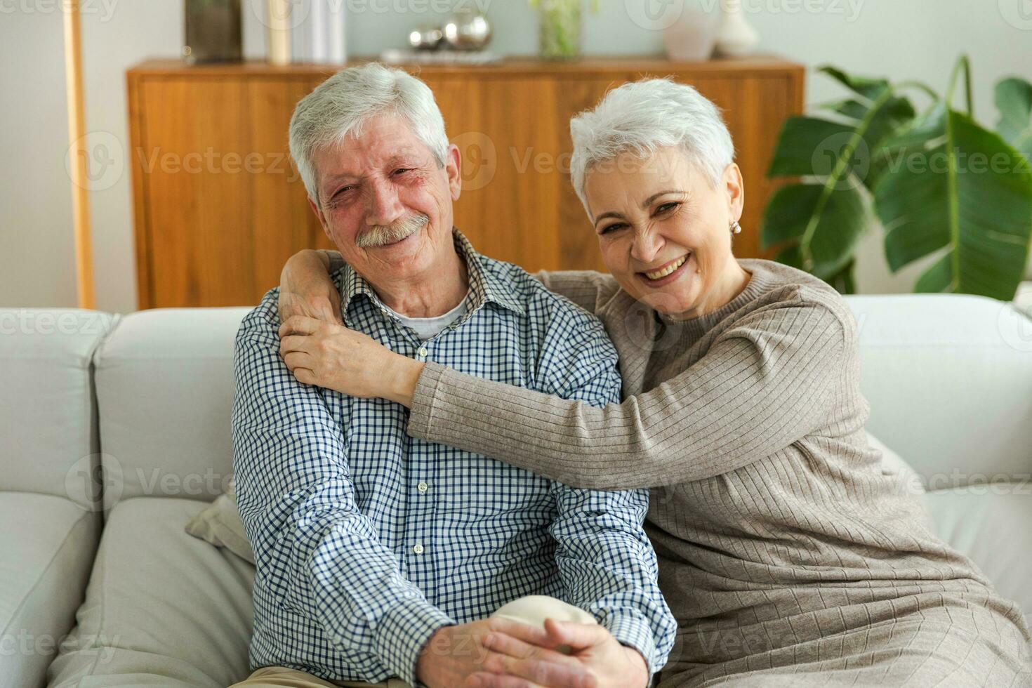 senior vuxen mogna par kramas på Hem. mitten ålder gammal Make och fru fattande med ömhet kärlek njuter ljuv bindning välbefinnande. mormor farfar tillsammans. familj ögonblick kärlek och vård. foto