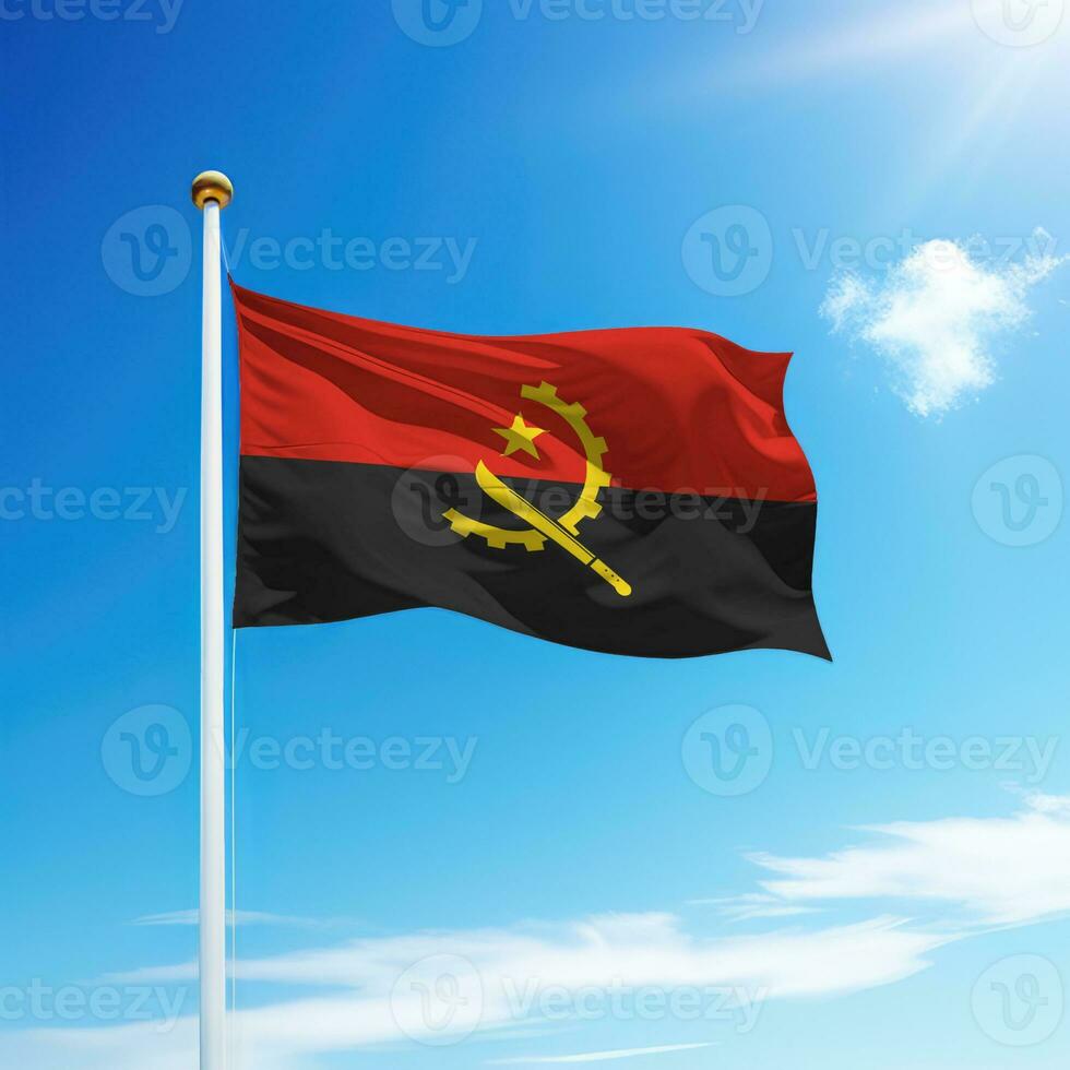 vinka flagga av angola på flaggstång med himmel bakgrund. foto