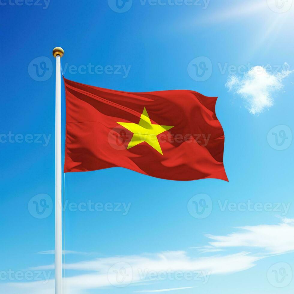 vinka flagga av vietnam på flaggstång med himmel bakgrund. foto