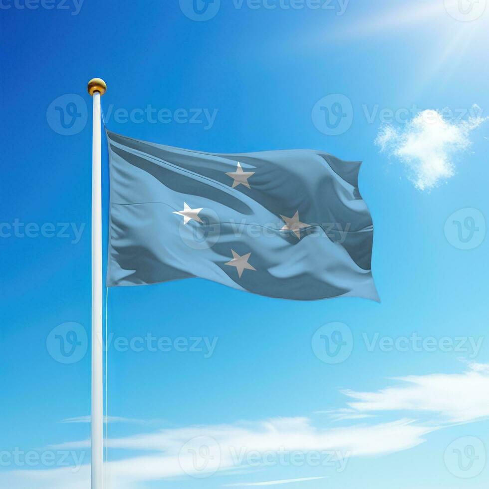 vinka flagga av micronesia på flaggstång med himmel bakgrund. foto